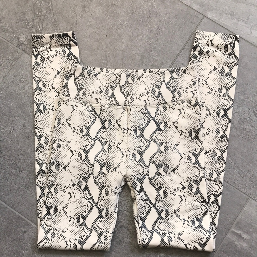 Snake skin pattern lines leggings